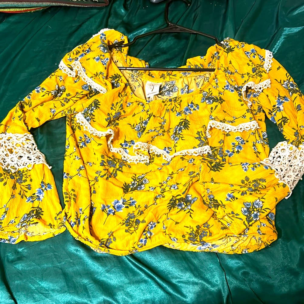 Super cute floral and lace cropped blouse